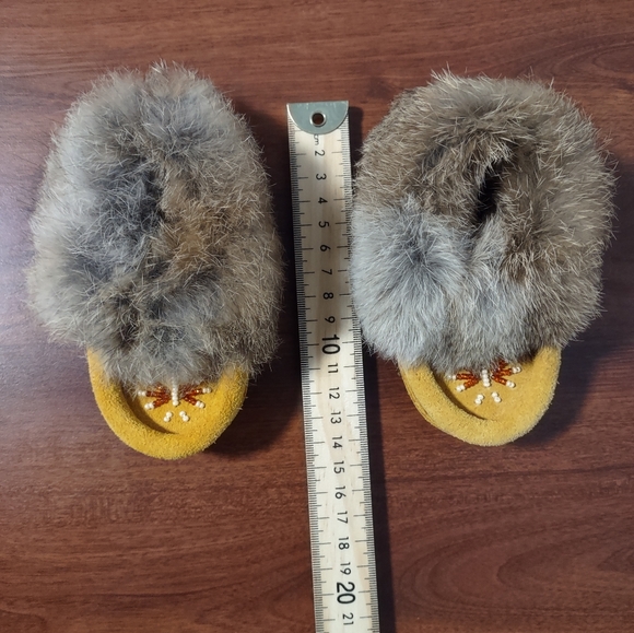 LAURENTIAN CHIEF Leather Infant Unisex Moccasins Beaded Tan Fur 648 C Size 4 - Picture 2 of 4